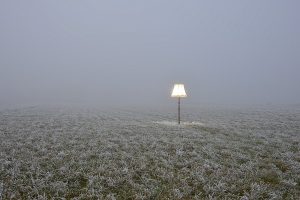 Stehlampe im Nebel