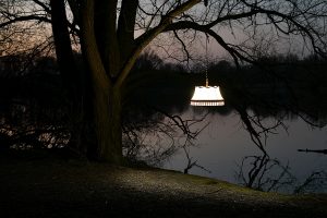 Hängeleuchte in der Abenddämmerung