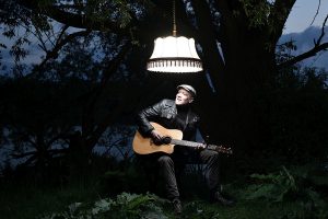Künstlerportrait unter der Lampe